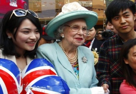 Foxy Bingo Hires Queen Lookalike